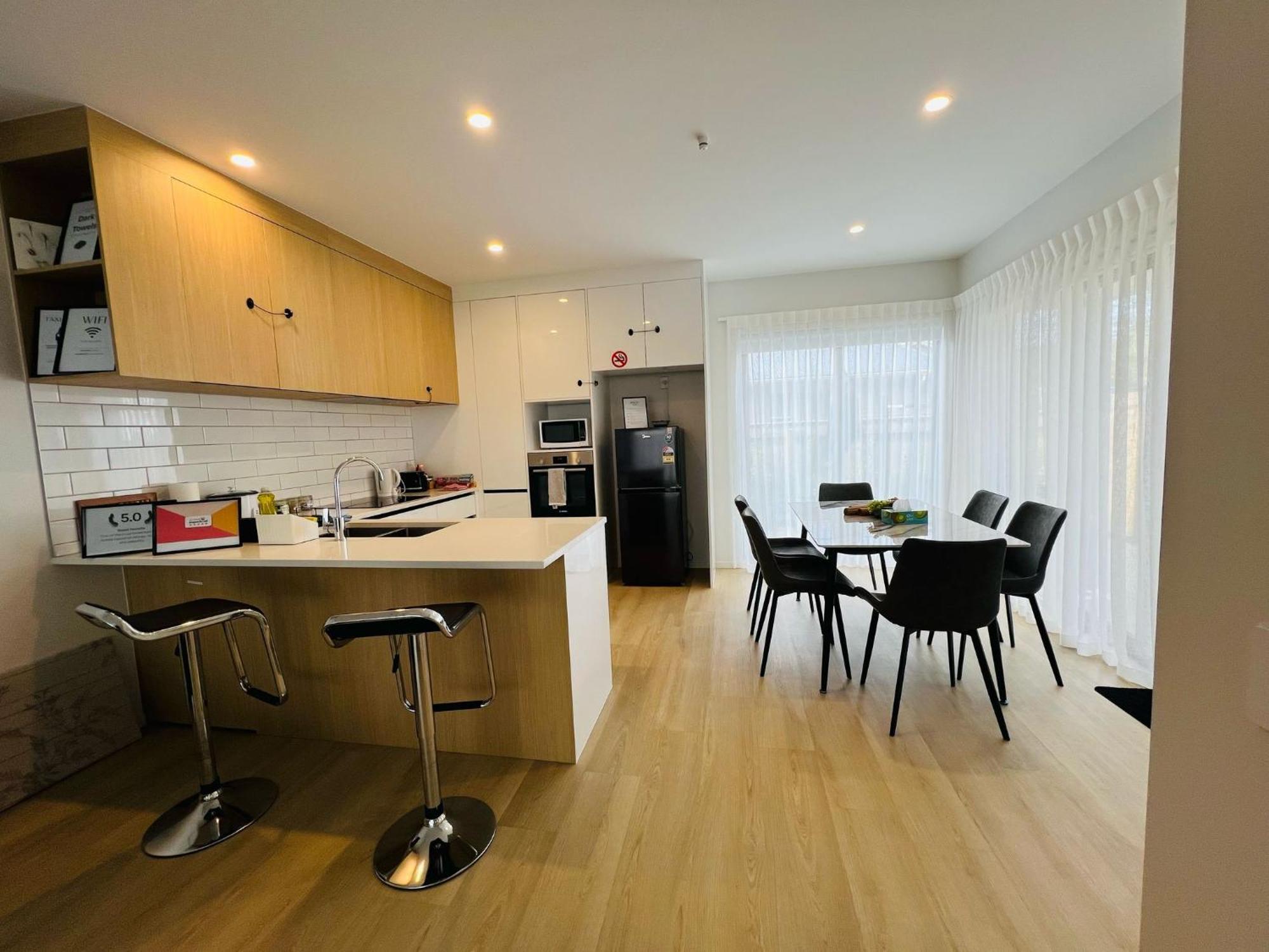 Central Modern 3-Bedroom,3- Bathroom House With Patio And Carpark- Lower Hutt City Centre Dış mekan fotoğraf